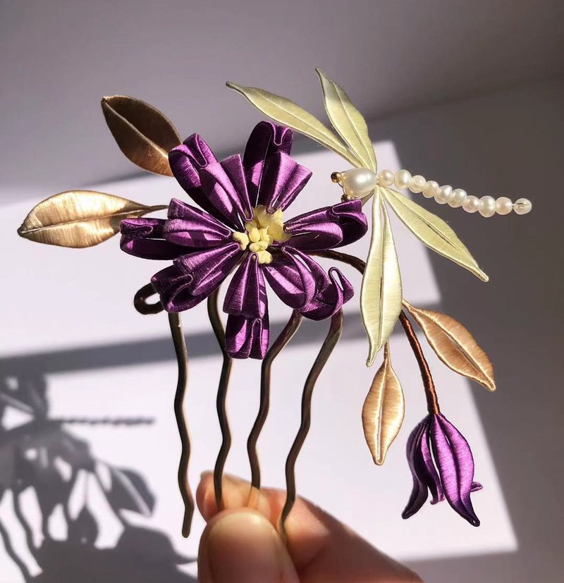 客制 紫色蜻蜓菊花珍珠髮梳 發釵 真絲頭飾 和服 宴會發飾 春仔花 纏花 - 髮夾/髮圈 - 絲．絹 