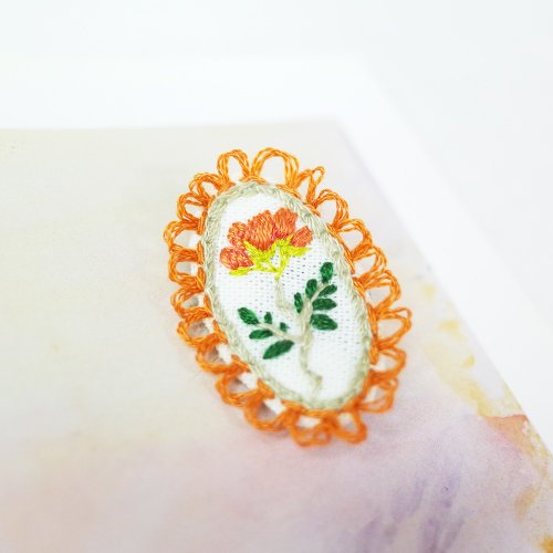 ゆうゆう　ハンドメイド刺繍ブローチ 北欧風イラスト小花手刺繍ブローチ - ショップ forest33 | It's