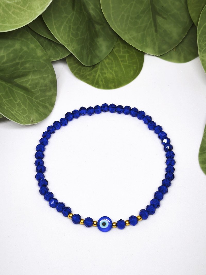 Blue crystal amulet bracelet with Turkish eye for protection - 手鍊/手環 - 玻璃 藍色