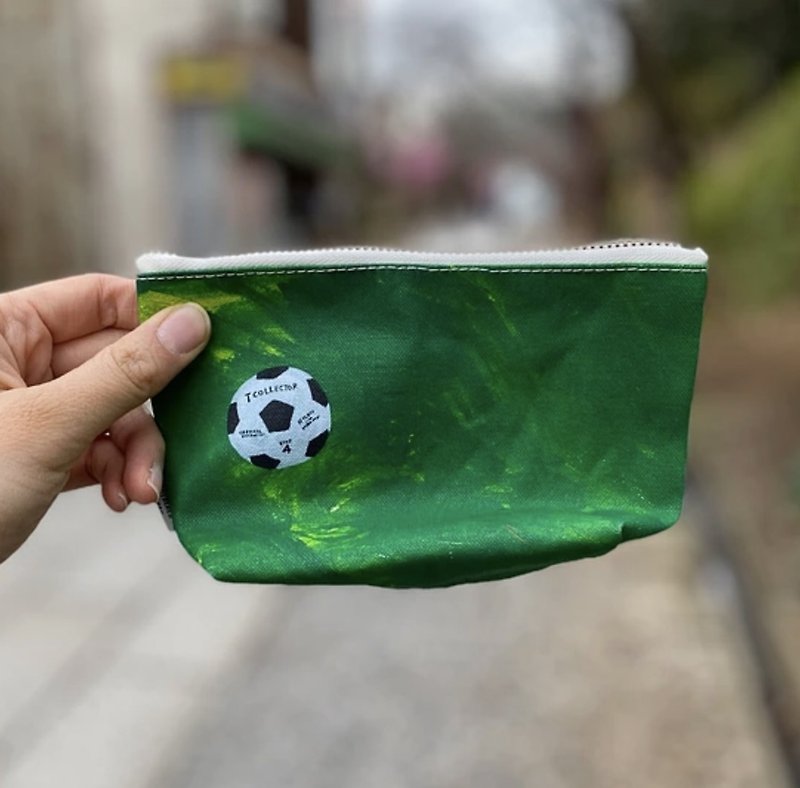 A set of a soccer ball round coin case and pouch for Christmas gifts - กระเป๋าเครื่องสำอาง - ผ้าฝ้าย/ผ้าลินิน สีเขียว