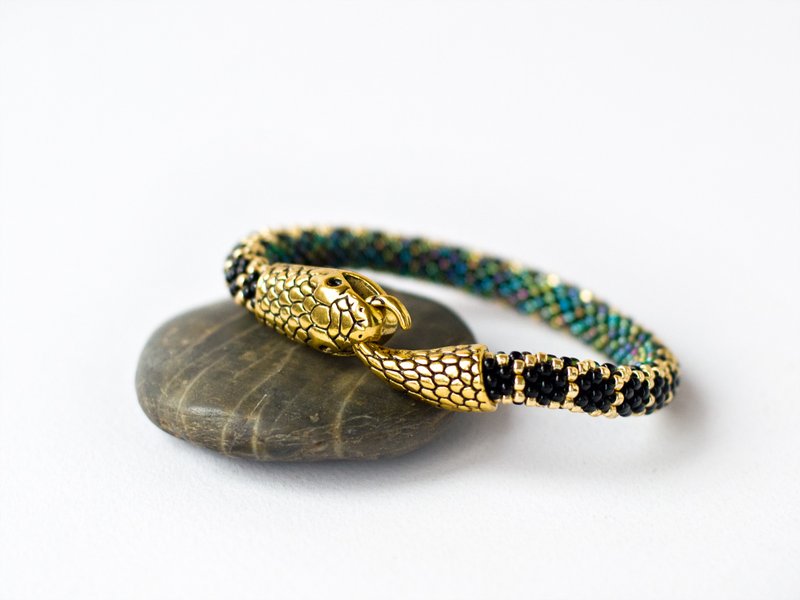 Beaded snake bracelet, Ouroboros bracelet, Bangle bracelet, Green snake bracelet - Bracelets - Glass Green