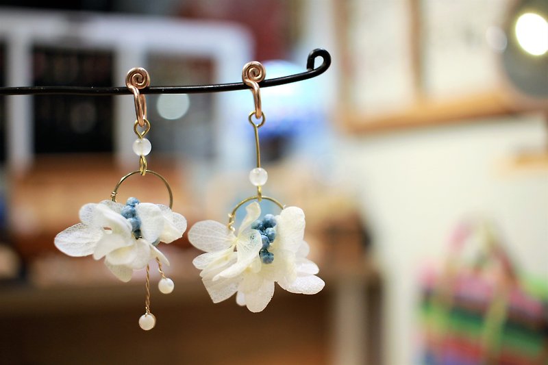 No withering hydrangea earrings painless Clip-On(pair) - Earrings & Clip-ons - Plants & Flowers White