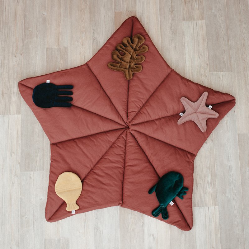 Baby imaginative activity play mat with toys - padded playing mat - 嬰兒地墊/遊戲墊 - 棉．麻 紅色