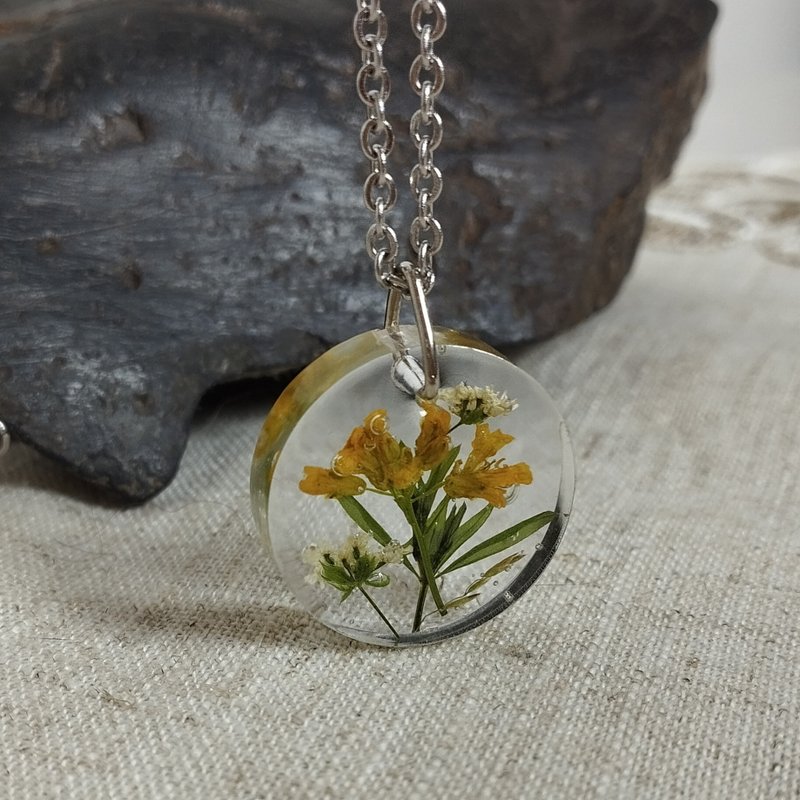 Round pendant with yellow flowers and green leaves. Resin necklace handmade - สร้อยคอ - เรซิน สีเหลือง