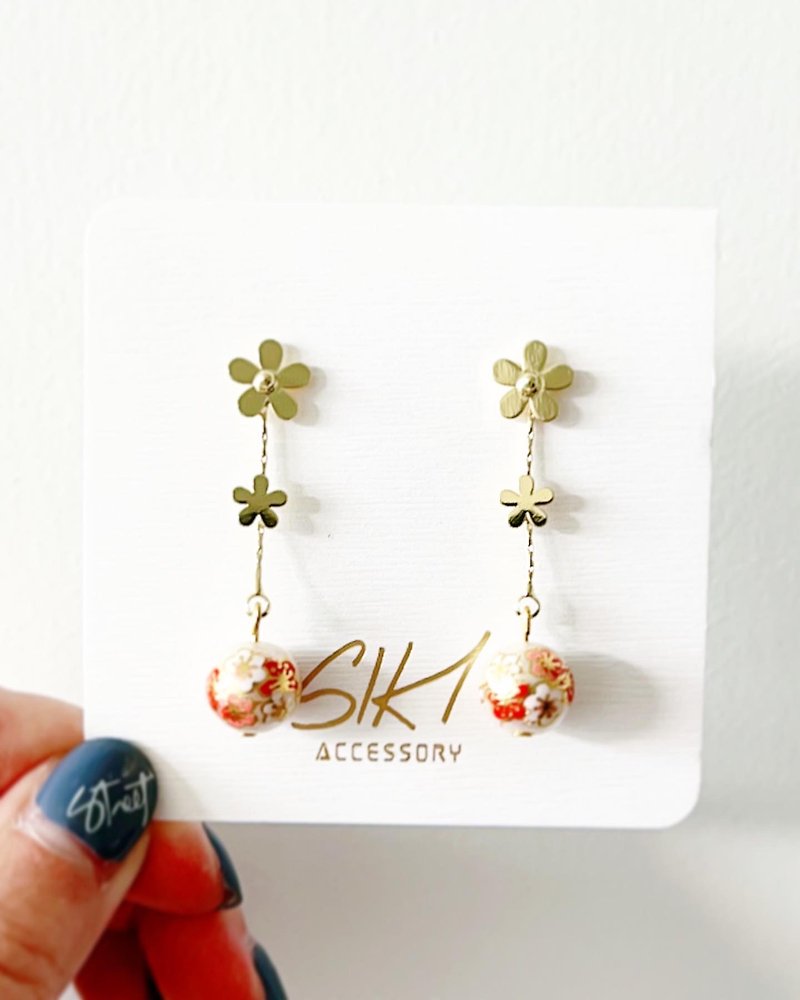 Small Flower Stud Earrings with Painted Beads - ต่างหู - โลหะ สีทอง