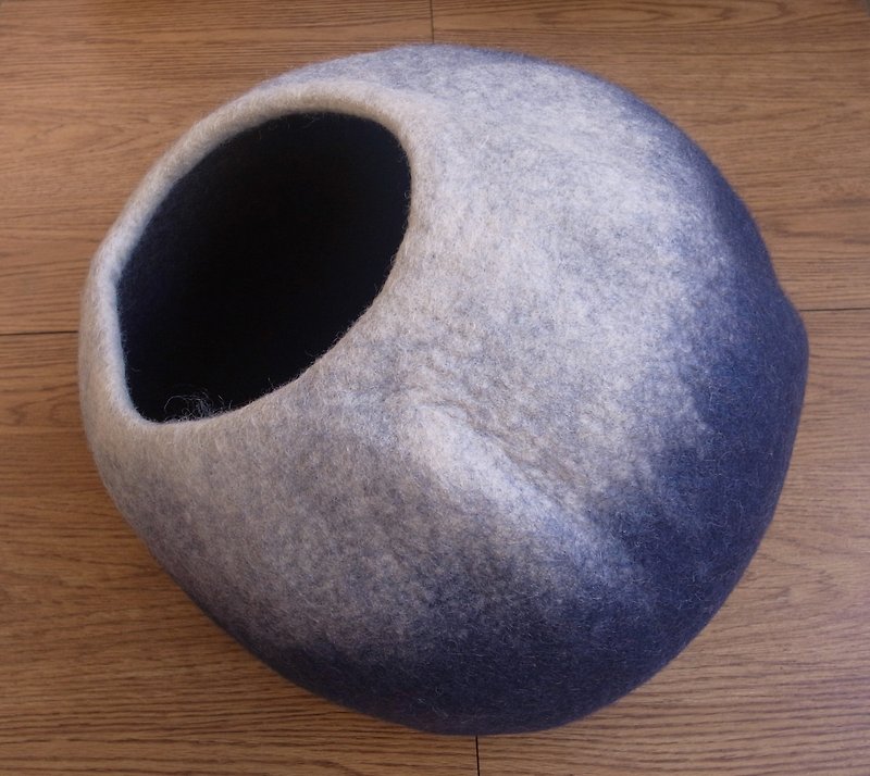 Cat bed - cat cave - cat house - eco-friendly handmade felted wool cat bed