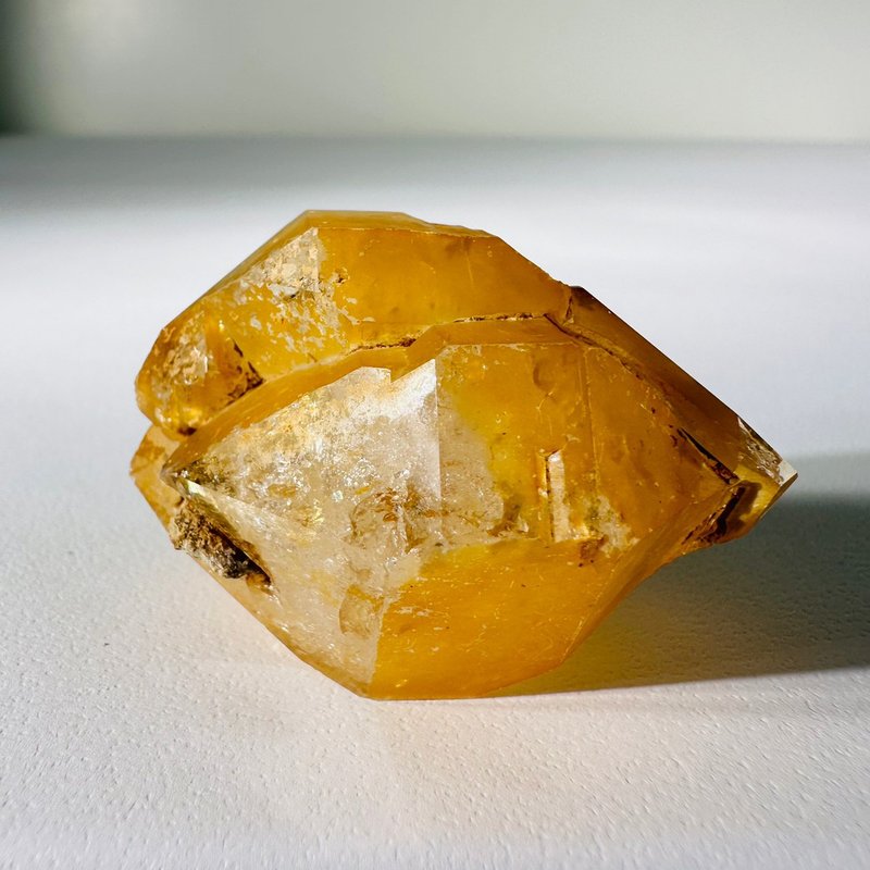 Pakistani yellow mud bone crystal 10 rainbow backbone crystal raw ore chakra purification Gemstone - ของวางตกแต่ง - วัสดุอื่นๆ สีเหลือง