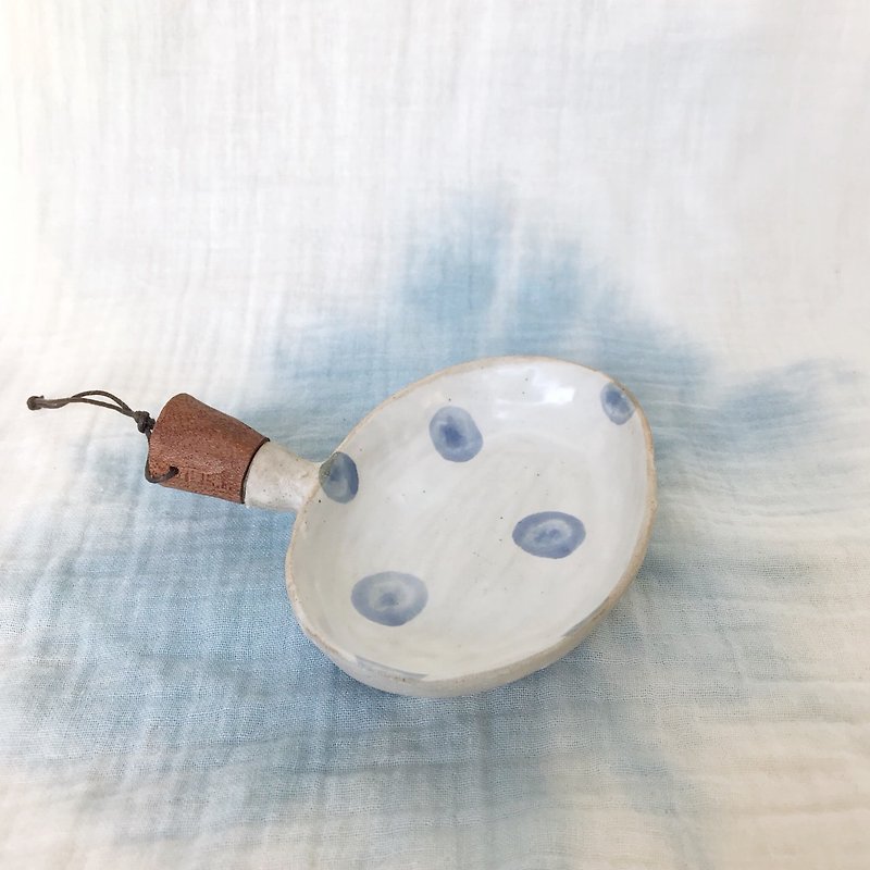 Ceramic bowl withe wooden handle - ถ้วย - ดินเผา ขาว