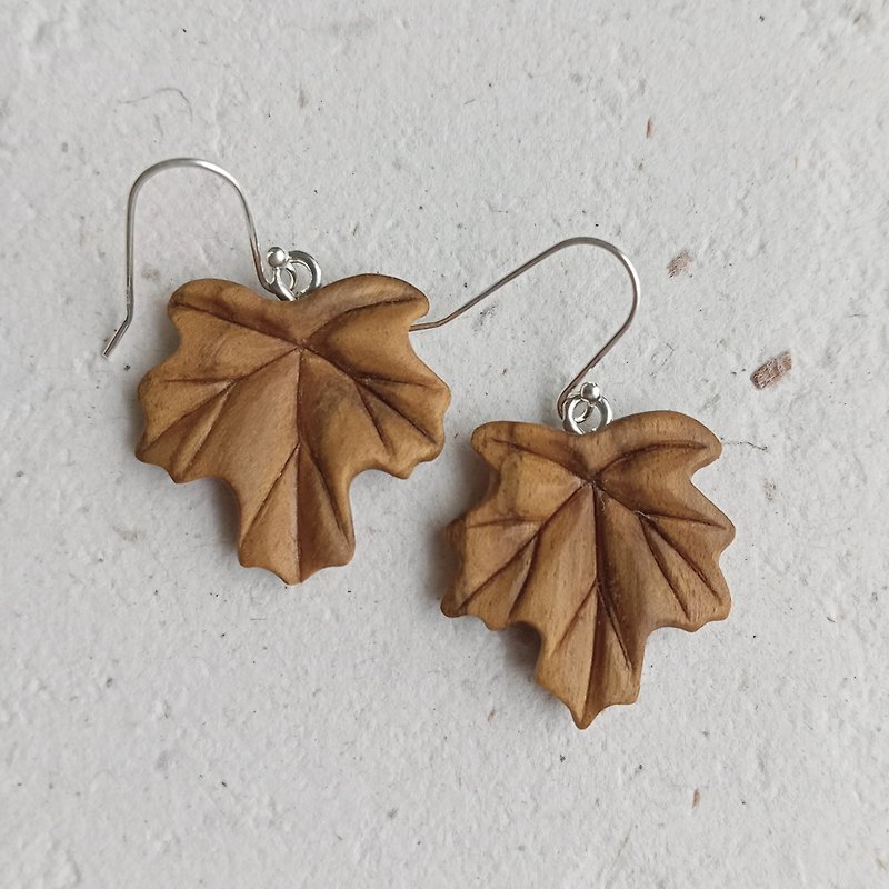 Pistacia chinensis small maple leaf earrings - Earrings & Clip-ons - Wood Brown