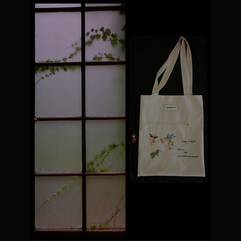 garden sets| Today is agift Plant dyed embroidery handmade Tote cloth bag - กระเป๋าแมสเซนเจอร์ - ผ้าฝ้าย/ผ้าลินิน หลากหลายสี