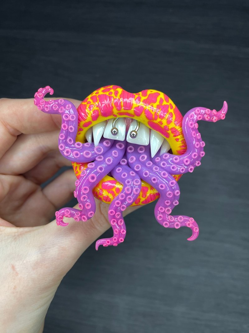 Phone grip. Yellow lips with purple tentacles and fangs. - 其他 - 黏土 