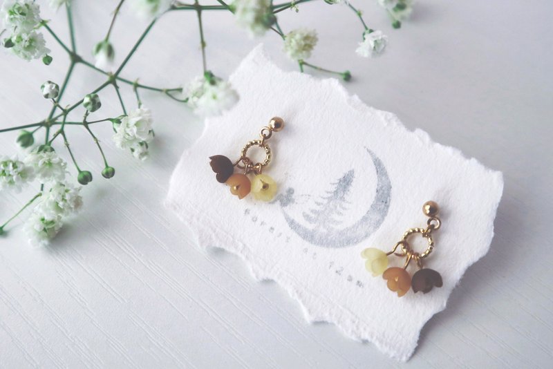 真夜中の森。スズランの3色の小さなイヤリング。地球 - ピアス・イヤリング - 粘土 ブラウン