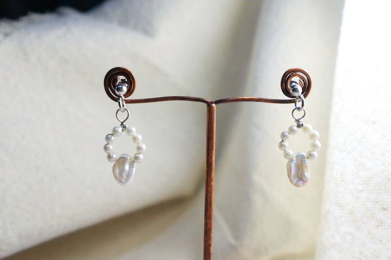 Minimal mini pearls match with classic white Biwa pearls, 925 Silver hook - 耳環/耳夾/耳骨夾 - 珍珠 白色
