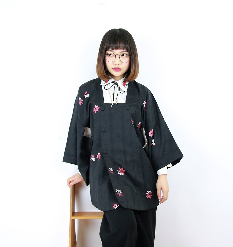 Back to Green Japanese retort line black maple leaf pattern vintage kimono KD-05 - เสื้อแจ็คเก็ต - ผ้าไหม 