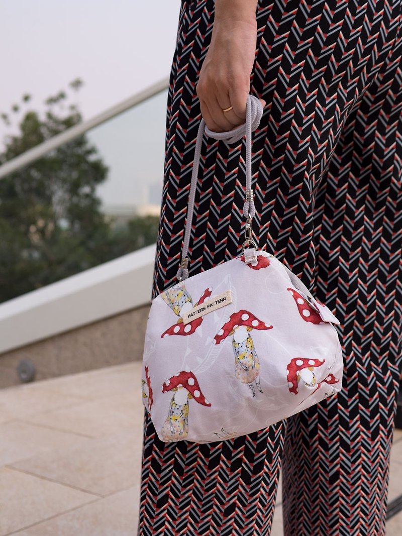 Mushroom girl bag diagonal zipper mouth gold bag - Messenger Bags & Sling Bags - Cotton & Hemp Pink