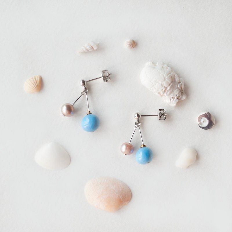 TeaTime / 海岸邊的思緒 耳釘 / 原創 純手工制 奶藍色 淡粉色珍珠 進口材質耳釘 - 耳環/耳夾 - 其他材質 藍色