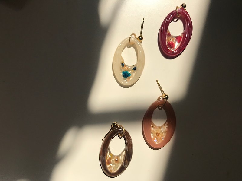 WooHoo hand-made. Resin semi-hollow dry flower earrings. Multicolor. Made in Hong Kong - Earrings & Clip-ons - Resin Multicolor