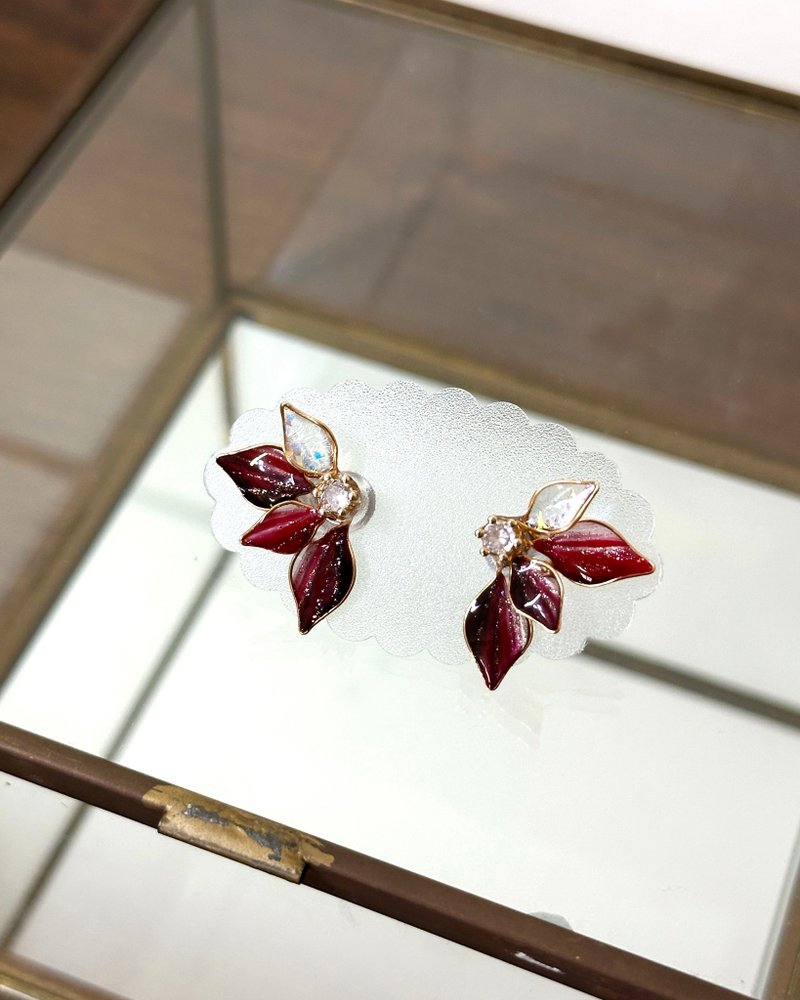 耳針x耳夾水晶花_天使翅膀貼耳款 (金邊紅黑版) _光點手感溫飾 - 耳環/耳夾/耳骨夾 - 樹脂 紅色