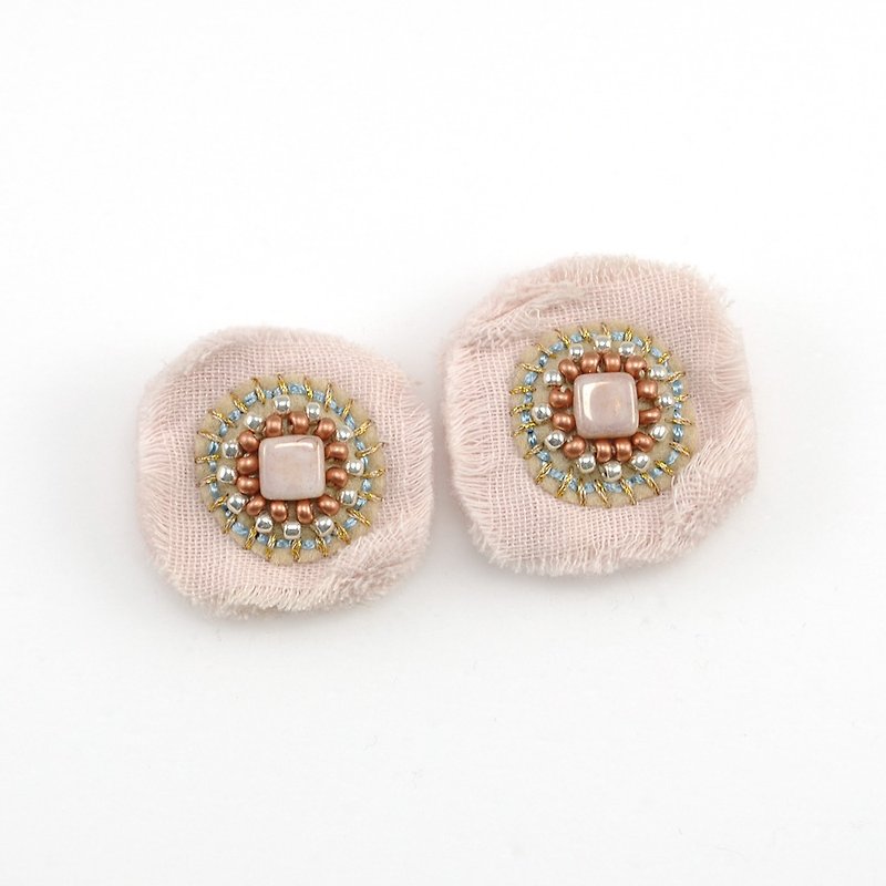 gauze and beads earrings, flower earrings,statement earrings light pink 1 - ピアス・イヤリング - コットン・麻 パープル