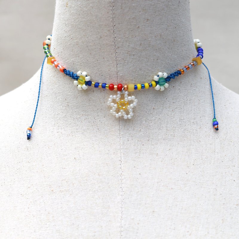 Colorful flower woven waxed cord choker necklace - white yellow flower pendent - สร้อยคอ - งานปัก หลากหลายสี