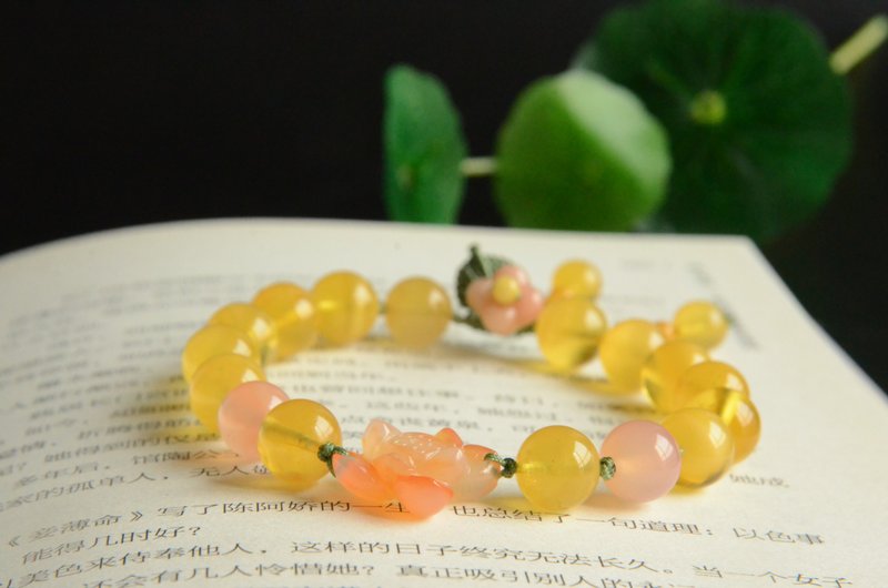 [Pray for Lotus] Natural amber gold twisted honey bracelet crimson lotus Alashan osmanthus - Bracelets - Gemstone 