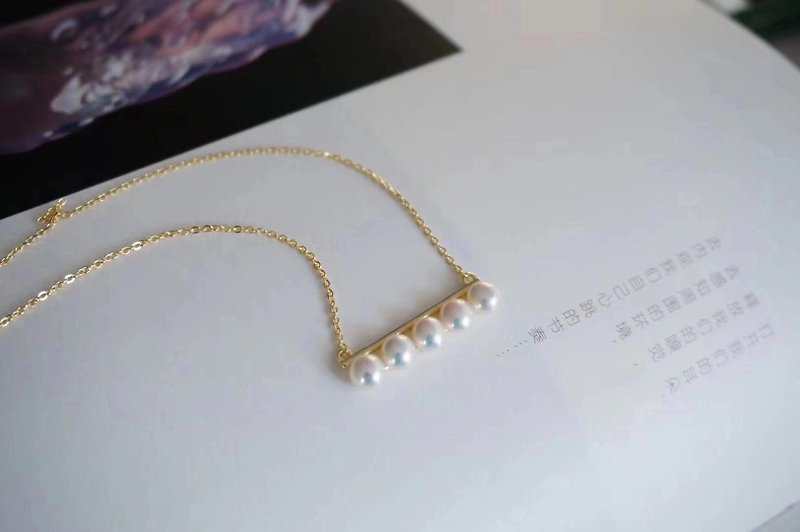 Balance beam chain with natural freshwater pearls - เข็มกลัด - ไข่มุก ขาว