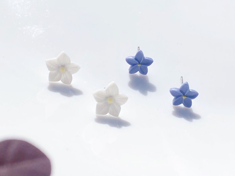 手工陶瓷 藍色白色小花 耳針 - 耳環/耳夾/耳骨夾 - 陶 藍色