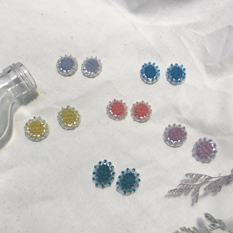 Hand-made embroidery//Elf Gemstone earrings/Clip style can be changed - ต่างหู - งานปัก สีเขียว