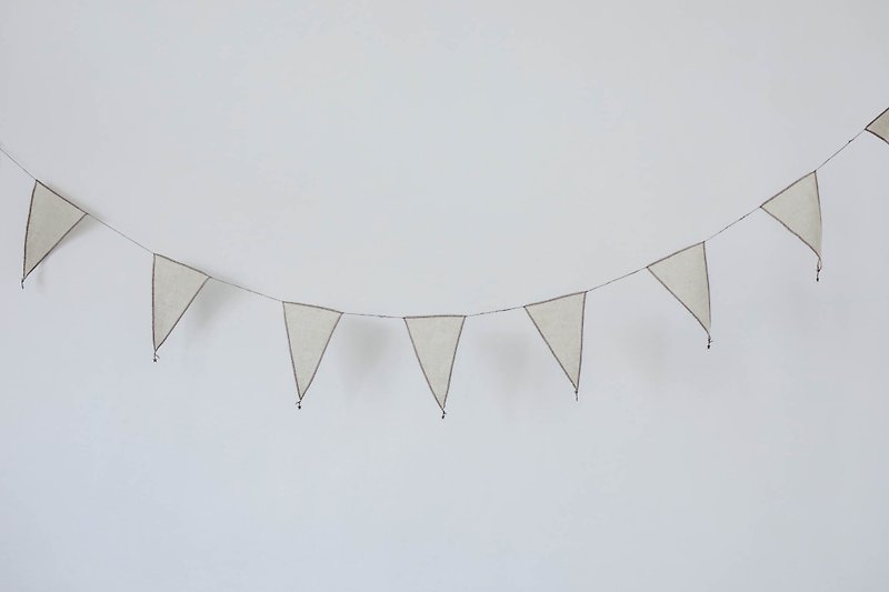 Birthday party arrangement must-have item soft handmade triangular hanging flag - cotton and Linen - ตกแต่งผนัง - ผ้าฝ้าย/ผ้าลินิน ขาว