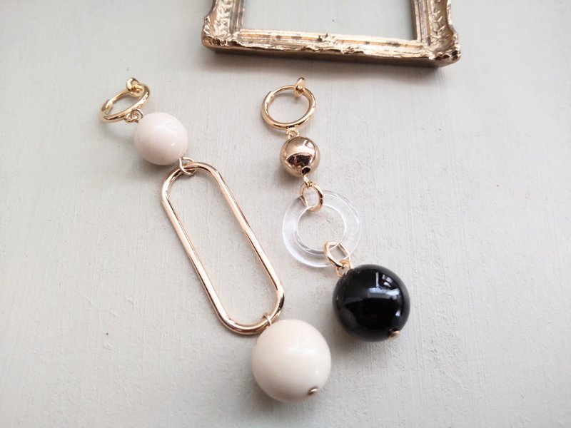 Asymmetry earrings / onyx,ecru beads - Earrings & Clip-ons - Semi-Precious Stones White