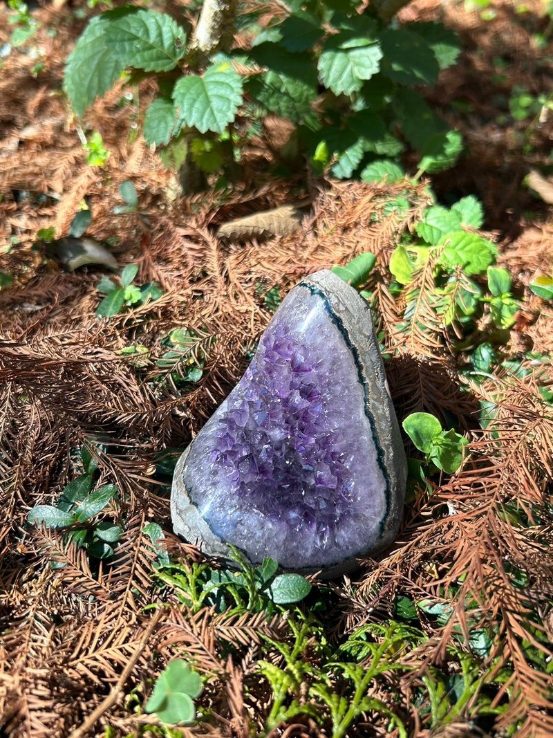 Huaguang-Zangjing Pavilion | Uruguay Amethyst Geode | Life Spirit Number | Corresponding to the Ajna Chakra Crown Chakra - ของวางตกแต่ง - คริสตัล 