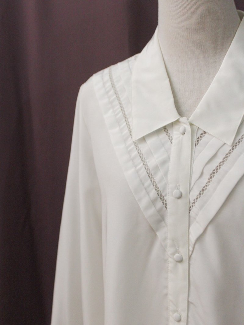 Vintage Japanese Elegant Simple Cut V Geometric White Long Sleeve Vintage Shirt Vintage Blouse - เสื้อเชิ้ตผู้หญิง - เส้นใยสังเคราะห์ ขาว