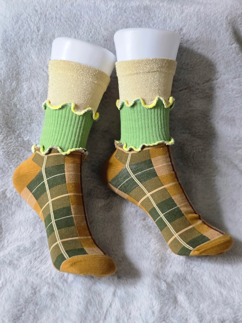 Green x Brown Check Colorful Mellow Socks Flashy Socks Unique Size 22.5-25 Women's Socks - ถุงเท้า - วัสดุอื่นๆ สีเขียว