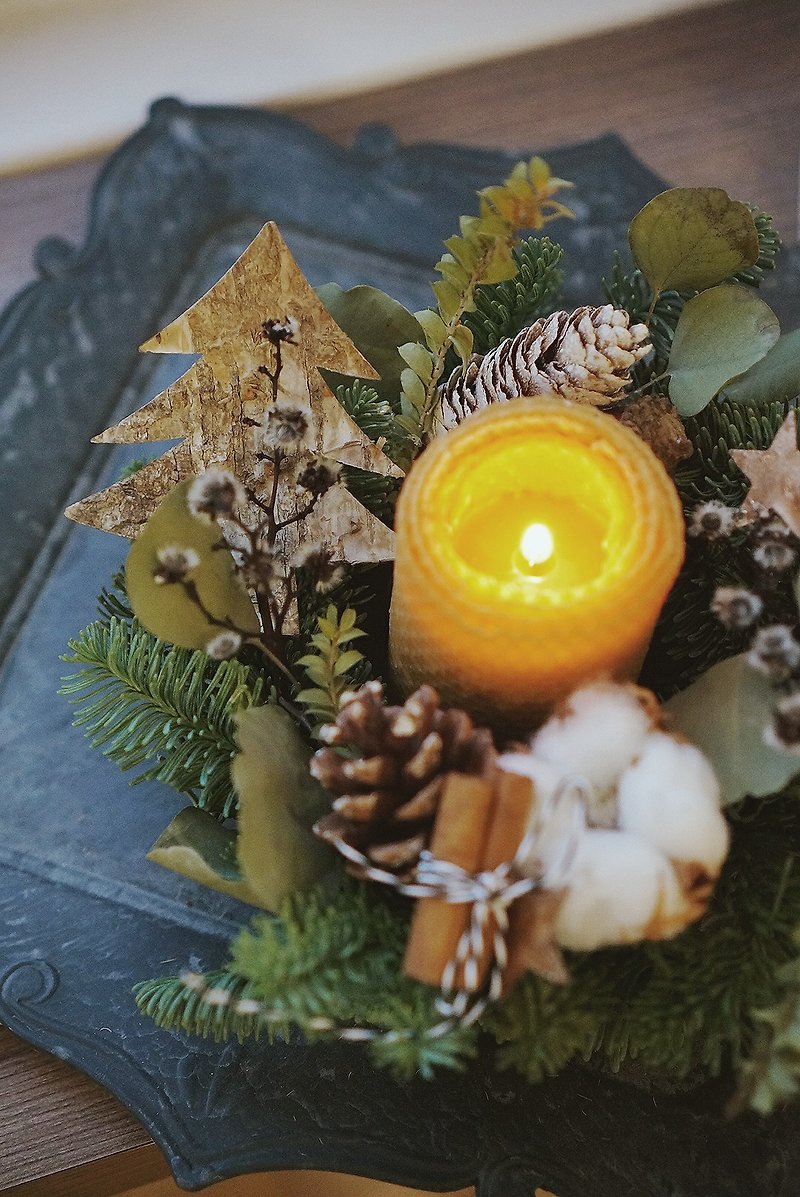 North white. Nobleson candlestick Christmas wreath + fine beeswax candle gift box pre-order a unified 12/18 after the shipment - ตกแต่งต้นไม้ - พืช/ดอกไม้ สีเขียว