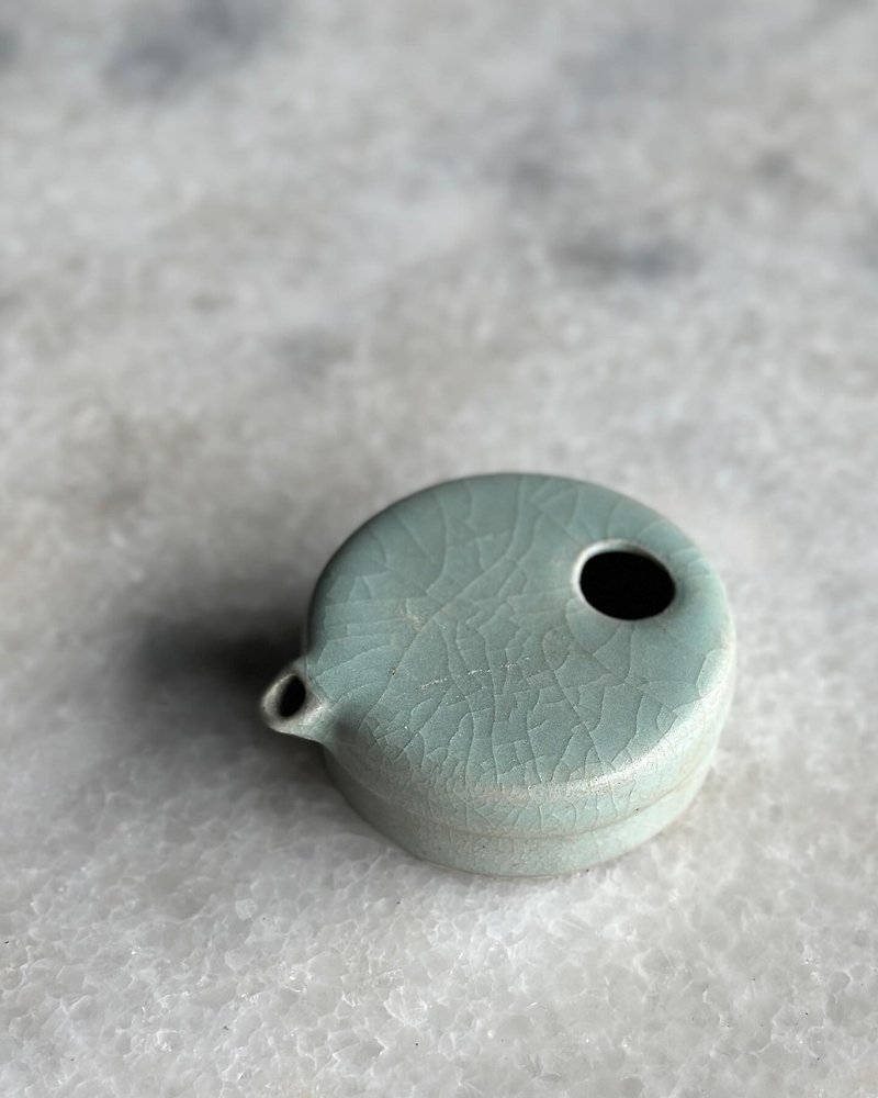 Japan brings back old celadon pieces and washes them - Items for Display - Pottery 