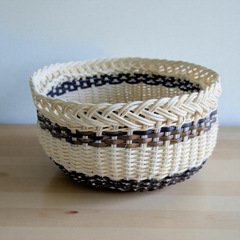 天然藤材與黑色竹皮編織小物收納籃 - 居家收納/收納盒/儲物盒 - 紙 卡其色