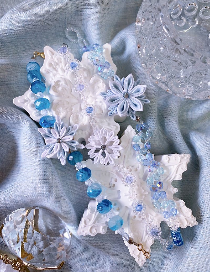 (Crystal of Winter Flower and Snow) Finework Fabric Flower Snowflake Beaded Bracelet つまみ工工 - Bracelets - Cotton & Hemp White