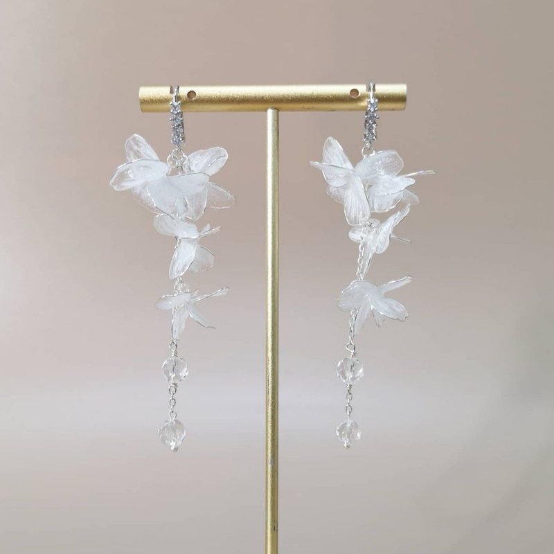 飛花 銀色 | 耳夾耳鈎 | 婚禮樹脂水晶花飾品 | 白水晶可改珍珠 - 耳環/耳夾/耳骨夾 - 其他材質 白色