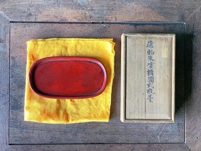 日本帶回 唐物紅朱漆橢圓式瓶臺 附梧桐木盒 - 擺飾/家飾品 - 其他材質 