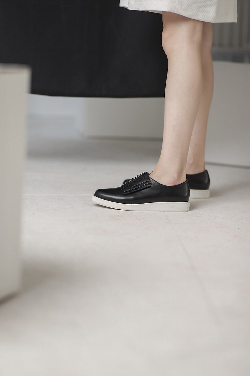 Square devil stick wear off fake strap leather casual shoes black - รองเท้าลำลองผู้หญิง - หนังแท้ สีดำ