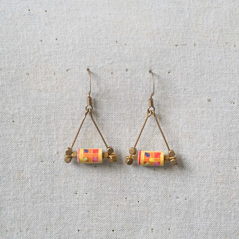 [Small roll paper handmade/paper art/jewelry] multi-color optional geometric pattern pattern triangle earrings - Earrings & Clip-ons - Paper Yellow
