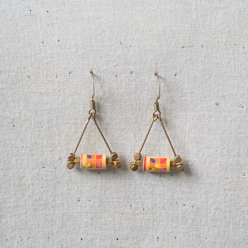 [Small roll paper handmade/paper art/jewelry] multi-color optional geometric pattern pattern triangle earrings - Earrings & Clip-ons - Paper Yellow