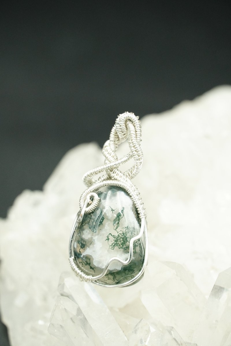 **Waterweed Agate Pendant**with imitation leather rope Bronze braided art Bronze - Necklaces - Crystal Green