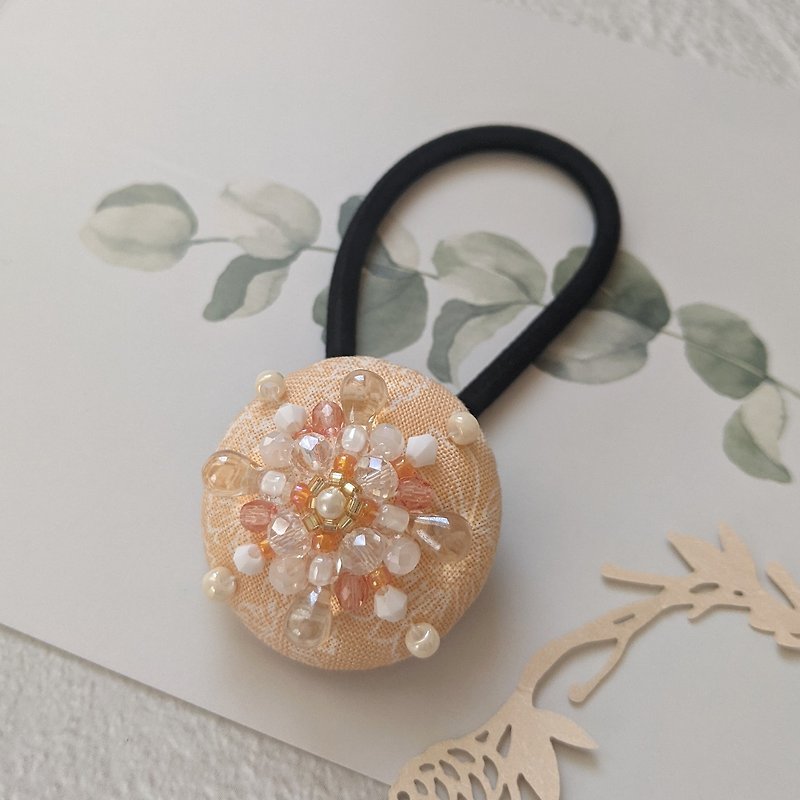 ビーズ刺繍のくるみボタン　ヘアアクセサリー　ブローチ - 髮飾 - 其他材質 橘色