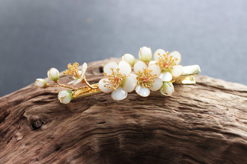 [White Plum Hairpin] Plum Blossom Long Hairpin Classic Temperament Bronze Resin - เครื่องประดับผม - เรซิน ขาว