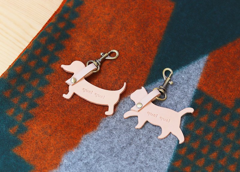 [Customized Gift] Dachshund Dog/Cat Leather Charm - Customized English Alphabet Lettering - พวงกุญแจ - ผ้าฝ้าย/ผ้าลินิน สีกากี