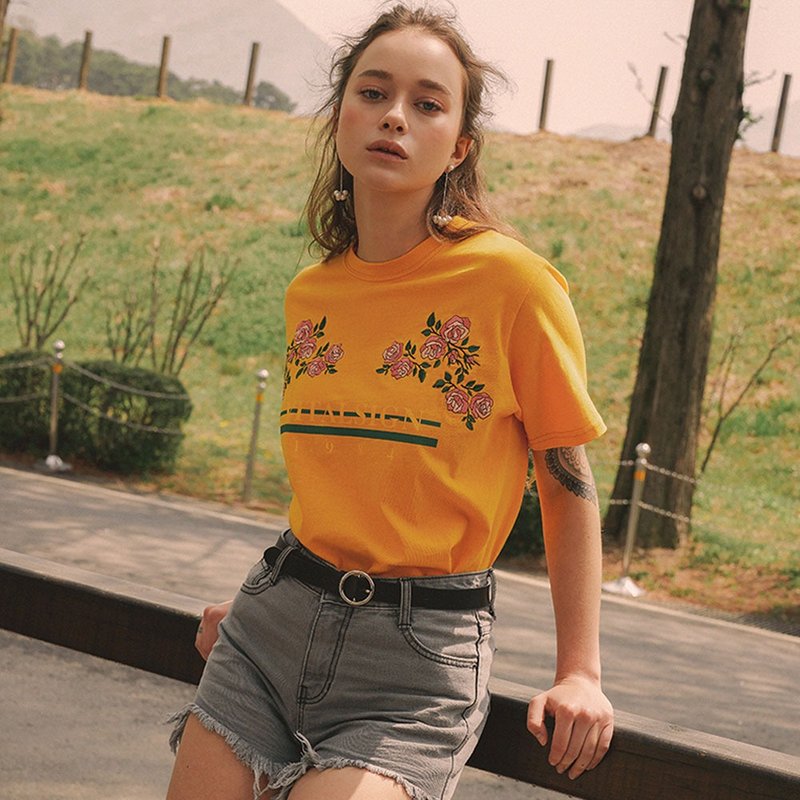 VITALSIGN Floral Embroidered VITALSIGN Logo printed T-shirt (Yellow Orange) - 女 T 恤 - 棉．麻 橘色