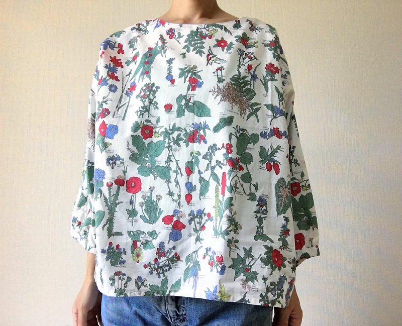 Line drawing flowers　blouse　white