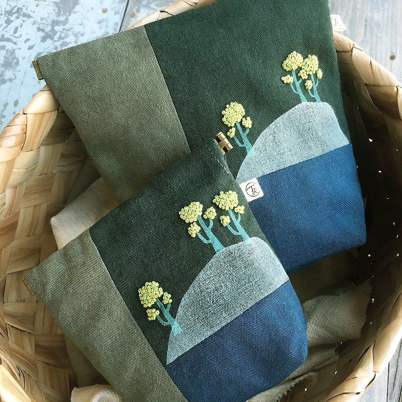 Hand-printed and dyed Embroidery Shrapnel gold storage bag Universal bag - กระเป๋าเครื่องสำอาง - ผ้าฝ้าย/ผ้าลินิน สีเขียว