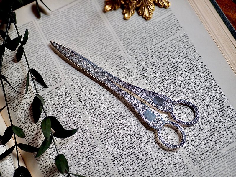 British century-old antique sterling silver carved grape scissors - ของวางตกแต่ง - เงินแท้ สีเงิน
